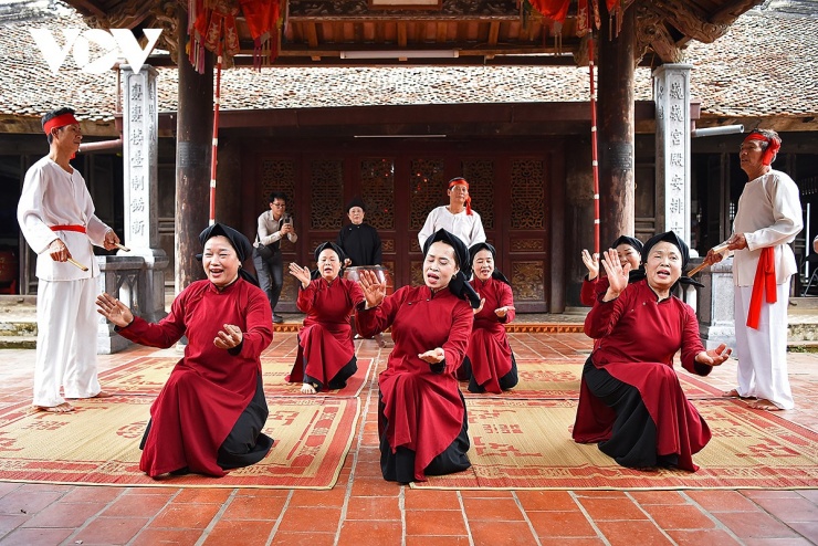 Khám phá đình Hùng Lô, du khách còn có thể được nghe hát Xoan, một di sản văn hóa phi vật thể của nhân loại có từ thời Hùng Vương.