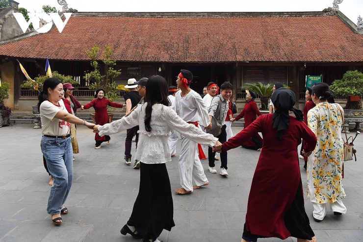 Du khách đến thăm đình Hùng Lô không chỉ được xem, tìm hiểu về di sản văn hóa quý báu của Việt Nam và thế giới, mà hơn thế còn được hòa mình vào không gian văn hóa đặc sắc, cùng trải nghiệm nét độc đáo của nghệ thuật hát Xoan, di sản văn hóa phi vật thể của nhân loại đã được Unesco ghi danh.