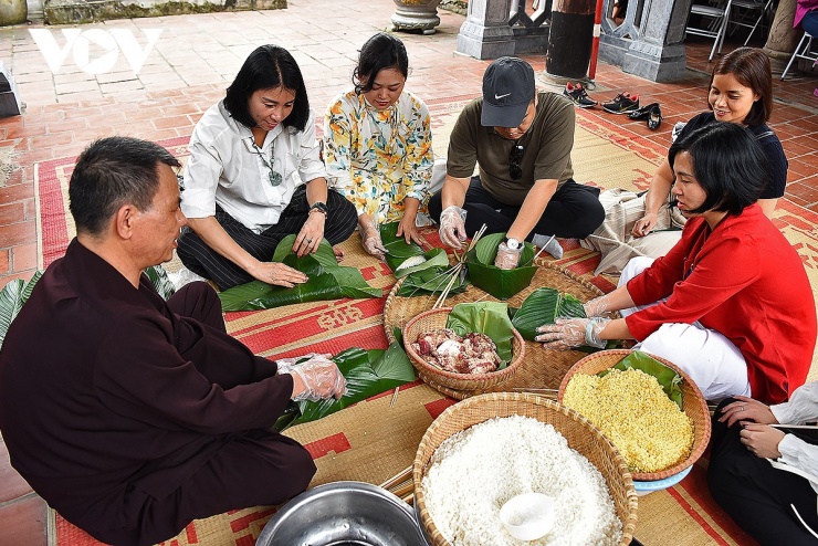 Du khách đến thăm đình Hùng Lô được trải nghiệm văn hóa, tín ngưỡng thờ cúng Hùng Vương, trải nghiệm di sản hát Xoan, và còn có cơ hội trải nghiệm gói bánh chưng cùng với nhiều nét văn hóa gắn liền với tín ngưỡng thờ cúng Hùng Vương.