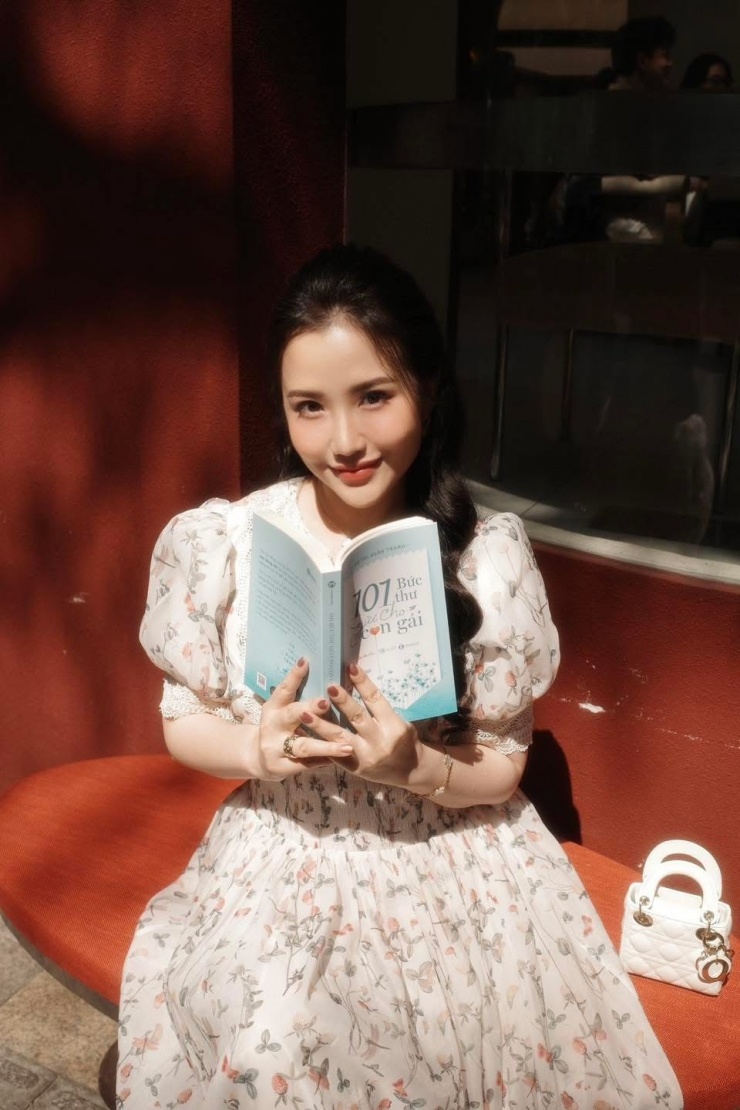 Primmy Trương theo đuổi phong cách nữ tính với váy voan họa tiết hoa, tông trắng chủ đạo. Cô kết hợp mẫu túi Micro Lady Dior chất liệu da cừu màu latte, thiết kế đặc trưng với họa tiết Cannage và charm logo.