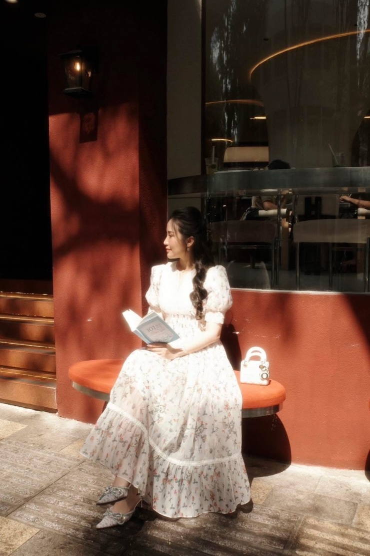 Đi cùng trang phục, bà xã Phan Thành chọn giày cao gót Double Bow PVC Pumps của thương hiệu Mach &amp; Mach.