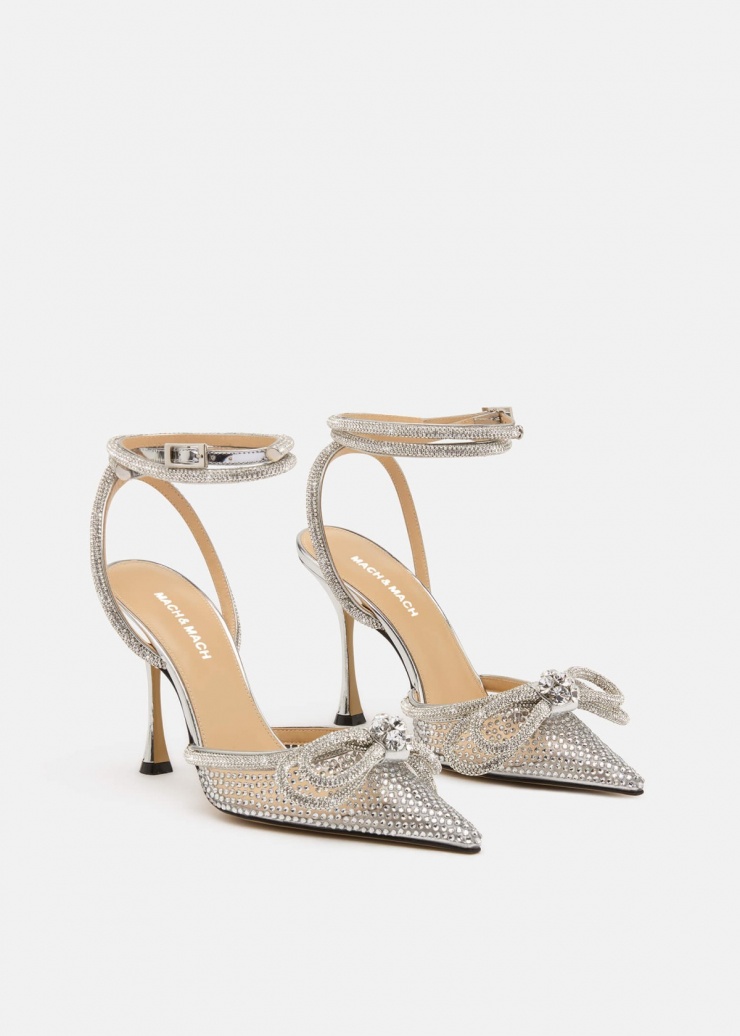 Thiết kế ren trong suốt, điểm nhấn là hai chiếc nơ đính pha lê trên thân giày, tạo hiệu ứng lấp lánh. Theo nhà mốt, mẫu giày có giá khoảng 37 triệu đồng.