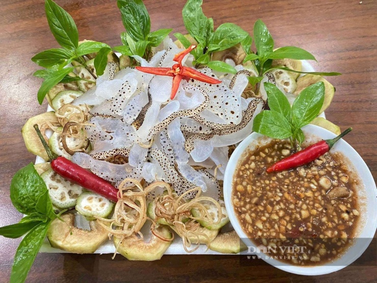 Món sứa biển chấm mắm ruốc là sự lựa chọn phù hợp cho bữa cơm gia đình Việt vào dịp hè. Ảnh: Ngọc Vũ.