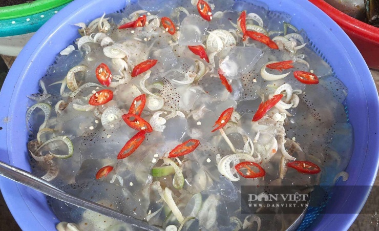 Sứa biển đã được chế biến bước đầu được bày bán tại chợ cá Cửa Tùng, tỉnh Quảng Trị. Ảnh: Ngọc Vũ.