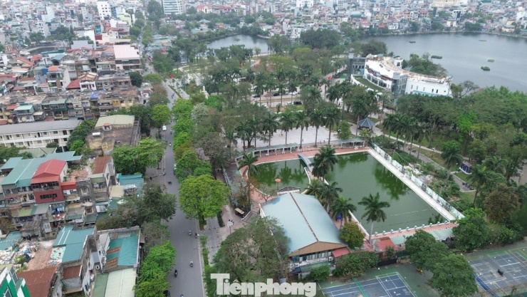 Hiện tại, đường Võ Thị Sáu thường xuyên xảy ra ùn tắc vào giờ cao điểm, cùng với đó là tình trạng lấn chiếm vỉa hè. Ngày 20/10/2025, UBND thành phố đã có quyết định, trong đó giao UBND phường Bạch Mai thực hiện nhiệm vụ chuẩn bị đầu tư dự án cải tạo, mở rộng đường Võ Thị Sáu lên 22,5m.