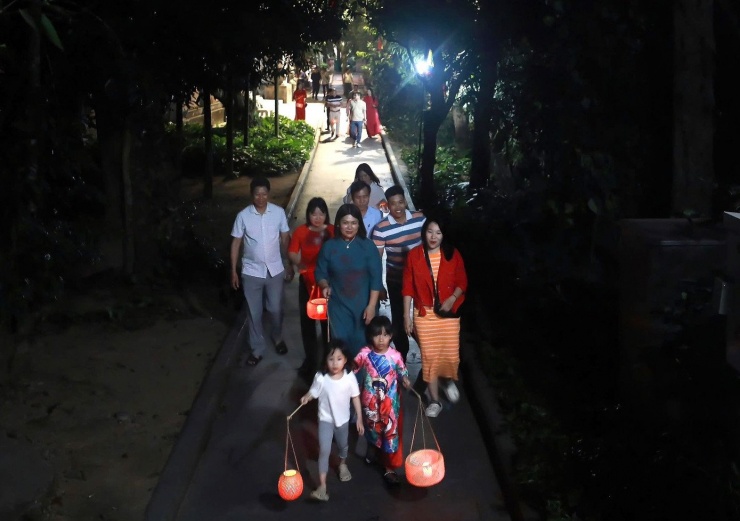 Du khách có thể thong thả dâng hương, chiêm bái mà không bị cuốn vào dòng người đông đúc. Trong không gian ấy, tín ngưỡng thờ cúng Hùng Vương - di sản văn hóa lâu đời của dân tộc - được cảm nhận một cách sâu sắc và trọn vẹn hơn.