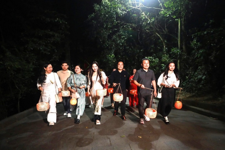 Không chỉ mang màu sắc tâm linh, cảnh sắc Đền Hùng về đêm còn tạo ấn tượng bởi vẻ lung linh, huyền ảo. Ánh sáng hòa quyện cùng núi rừng tạo nên bức tranh vừa cổ kính, vừa thơ mộng. Từ đỉnh Đền Thượng nhìn xuống, du khách dễ dàng cảm nhận sự giao hòa giữa đất trời, mang lại cảm xúc khó diễn tả.