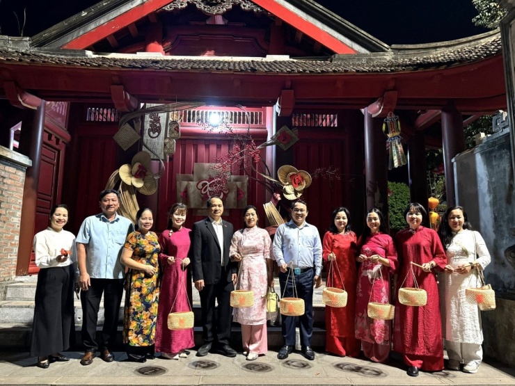 Bên cạnh hoạt động tâm linh, tour còn mang đến những trải nghiệm văn hóa thú vị như thưởng thức đặc sản địa phương: Chè lam, bánh chè lam, bánh củ mài, thịt chua…