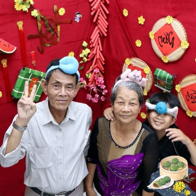 Minh Nhựt chụp cùng ông bà, cũng là ảnh đại diện trang TikTok mà cậu đang cài đặt.