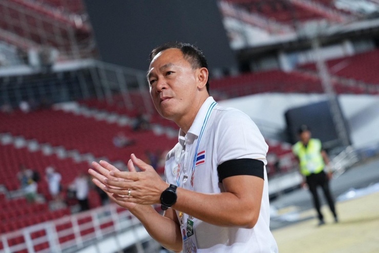HLV Thawatchai đang đối mặt nhiều thách thức ở U23 Thái Lan.