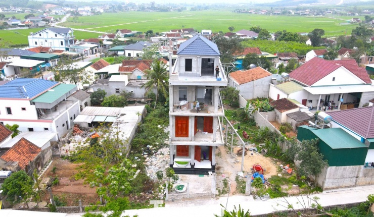 Căn nhà 4 tầng trị giá khoảng 5 tỷ đồng của người đàn ông khiếm thị - ông Lê Đình Hậu (48 tuổi) cao, lớn và nổi bật nhất xóm 4 (xã Quỳnh Tam, tỉnh Nghệ An). Ít ai ngờ rằng, căn nhà "khủng" này được xây nên từ số tiền mà ông Hậu đi bán tăm dạo hàng chục năm qua.