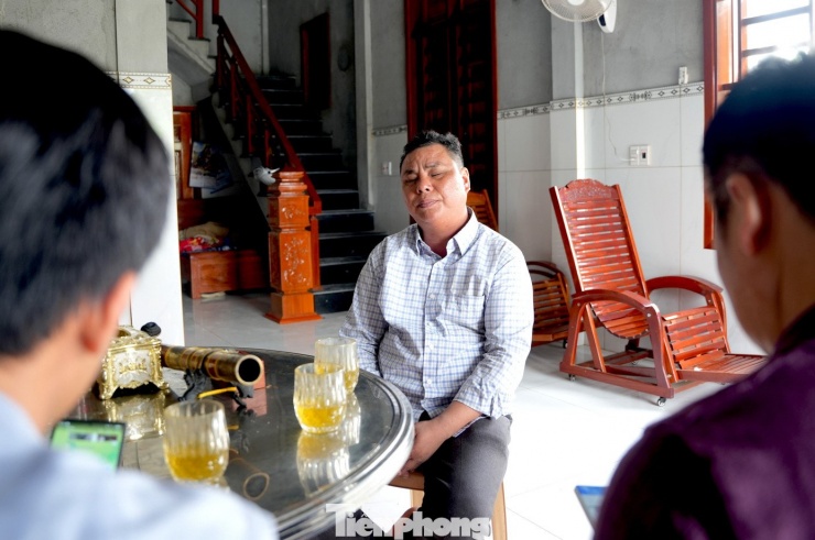 Cuộc đời ông Hậu là chuỗi dài những mất mát. Năm lên 4 tuổi, một tai nạn đã cướp đi đôi mắt, khiến ông vĩnh viễn không còn nhìn thấy ánh sáng. Chỉ một năm sau, cha qua đời, để lại người mẹ cùng 8 anh chị em trong cảnh nghèo túng. Là con út, cậu bé Hậu lớn lên trong sự đùm bọc của anh chị em. Nhưng từ nhỏ, Hậu đã tự lập kiếm tiền. Năm 13 tuổi, anh theo bạn vào miền Nam, bắt đầu những ngày tháng lang bạt từ ăn xin đến bán hàng rong. “Ngày đó tôi đi ăn xin rồi bán đủ thứ đồ vật dụng lặt vặt trong nhà để kiếm tiền”, ông Hậu chia sẻ.