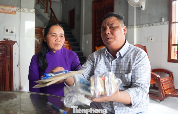 Năm 2000, ông Hậu trở về quê và nên duyên với chị Trần Thị Lợi - một người phụ nữ cùng quê. “Anh ấy mù nhưng siêng năng, tháo vát, chăm chỉ làm ăn nên tôi thương và quyết định lấy anh làm chồng”, chị Lợi nói. Sau khi kết hôn, vợ chồng ông Hậu tiếp tục vào miền Nam mưu sinh bằng nghề bán tăm dạo. Khi có con, họ trở về quê, nhưng cuộc sống vẫn là những chuyến đi dài ngày, có khi hàng trăm cây số, vài tháng mới về nhà một lần. Hiện vợ chồng ông Hậu đã có 6 người con, trong đó 2 con lớn đã lập gia đình.