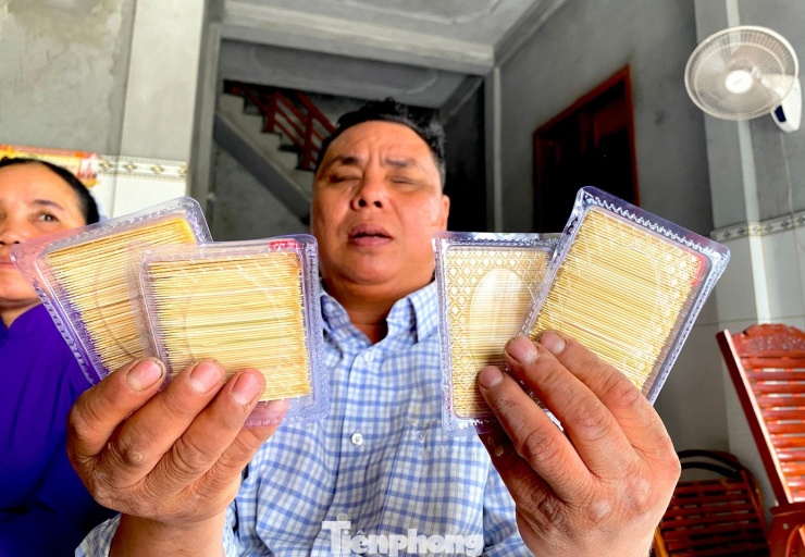 “Một gói tăm tôi mua 3.000 đồng về bán 10.000 đồng. Mỗi ngày tôi bán trung bình khoảng 200 gói tăm. Rồi người ta thương họ cho thêm tiền nữa”, ông Hậu nói và cho hay, ông thường cùng vợ hoặc con đi vào các tỉnh phía Nam, Bắc Trung Bộ để bán tăm dạo. Có chuyến đi xa vài trăm cây số, nhưng cũng có chuyến đi kéo dài hơn nửa năm.