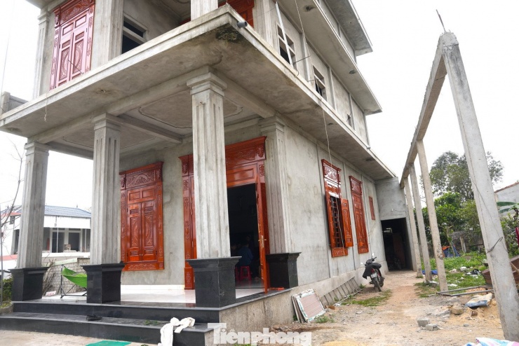 Bước sang năm thứ 5 xây dựng, căn nhà của ông Hậu đang bước vào giai đoạn hoàn thiện. Căn nhà cao 4 tầng có diện tích khoảng 100m2 mỗi sàn, gồm 9 phòng ngủ và 5 nhà vệ sinh. Tổng chi phí xây dựng căn nhà hiện đã gần 5 tỷ đồng.