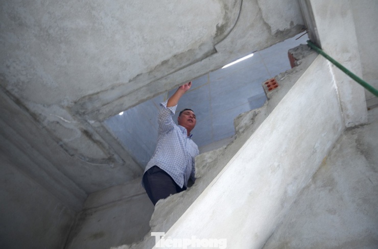 Điều khiến nhiều người khâm phục không chỉ là số tiền rất lớn anh tích góp được, còn là cách anh trực tiếp tham gia xây dựng ngôi nhà - dù mắt anh không thể nhìn thấy.