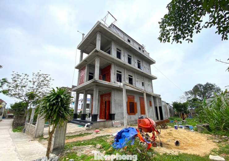 Năm 2021, khi căn nhà cũ xuống cấp nghiêm trọng, ông Hậu quyết định xây dựng lại căn nhà mới khang trang hơn để cả gia đình cùng sinh sống. “Ngay từ đầu làm nhà, tôi tính căn nhà làm 5 năm mới xong. Cứ có tiền đến đâu thì triển khai làm nhà đến đó. Hết tiền thì dừng lại, đi bán tăm kiếm tiền về tiếp tục xây nhà”, ông Hậu nói.