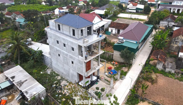 Căn nhà 4 tầng khang trang của ông Hậu cao lớn và nổi bật nhất xóm 4 (xã Quỳnh Tam, Nghệ An). Nhiều người không khỏi nể phục khi biết được ông Hậu đã dành hàng chục năm bán tăm dạo, chắt chiu từng đồng để xây dựng cơ ngơi to lớn này.