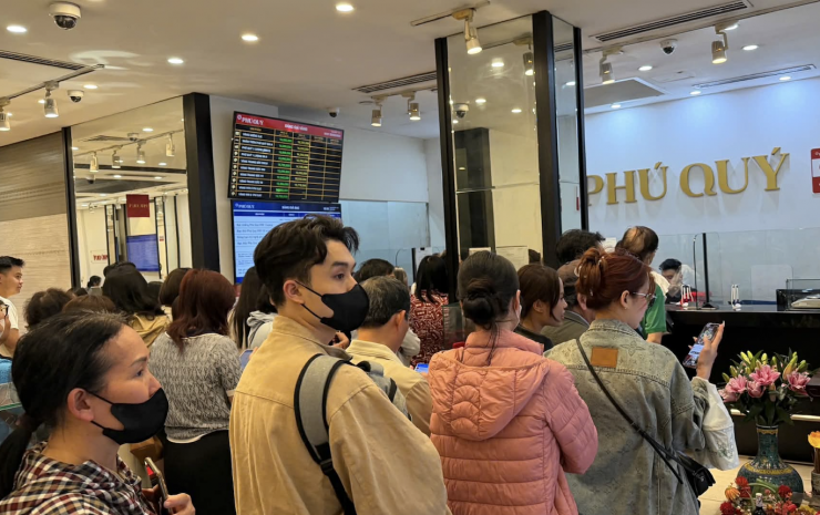 Giá lao dốc, người dân vẫn chen chân chờ mua vàng, bạc vào chiều 23/3. Ảnh: TN