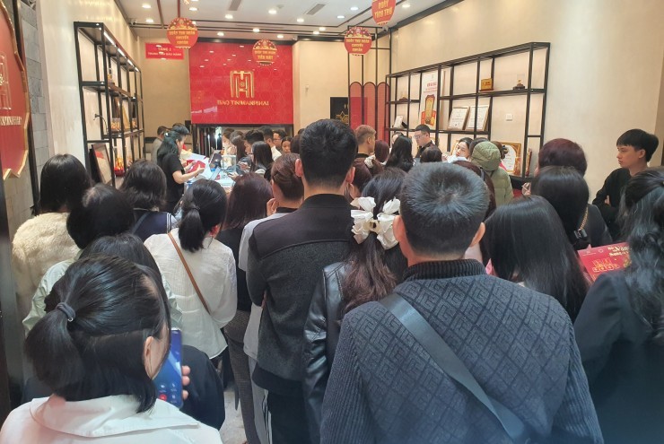 Xếp hàng mua vàng bạc vì 'sợ bỏ lỡ', người mua chưa kịp nhận vàng đã lỗ nặng