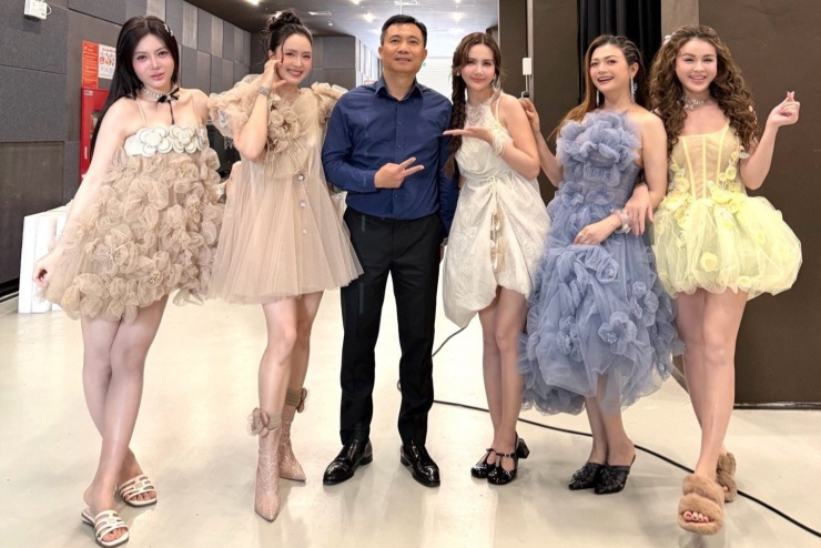 Các diễn viên và đạo diễn Đỗ Thanh Hải ở hậu trường 1 buổi tập.&nbsp;