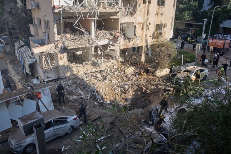 Cảnh đổ nát ở khu phố Israel sau loạt tên lửa Iran - 2