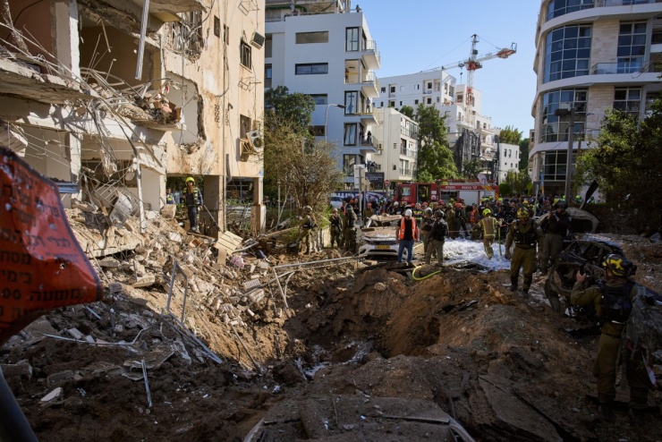 Cảnh đổ nát ở khu phố Israel sau loạt tên lửa Iran - 3