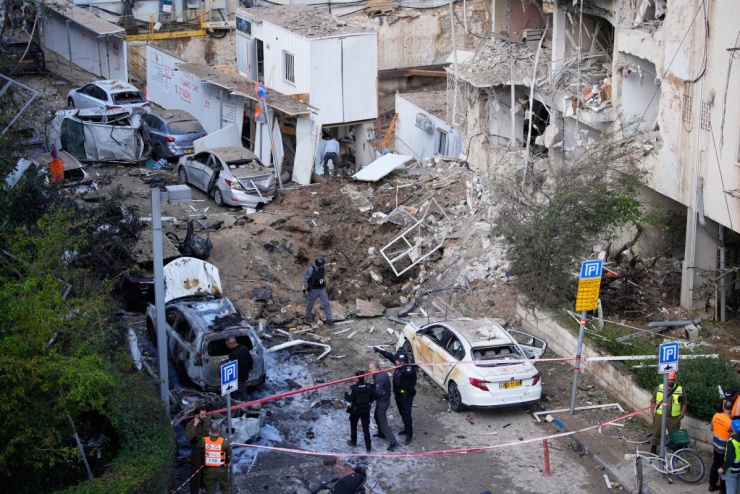 Cảnh đổ nát ở khu phố Israel sau loạt tên lửa Iran - 6