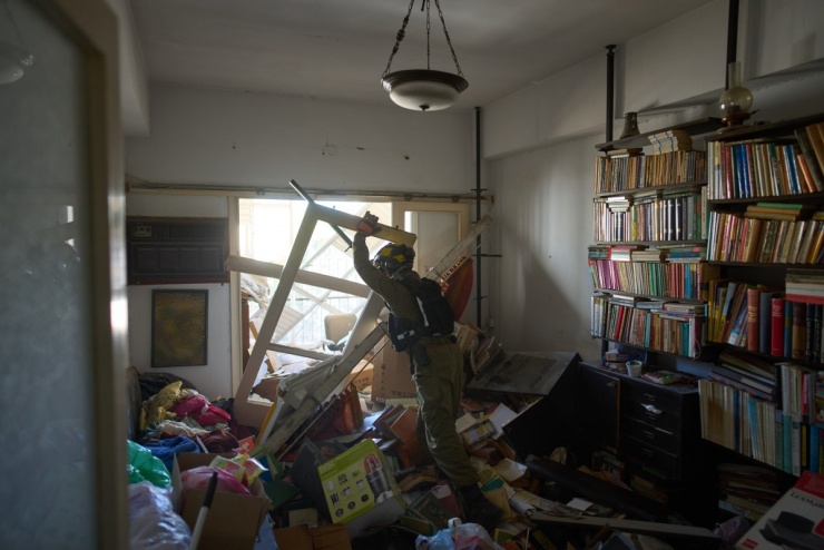 Cảnh đổ nát ở khu phố Israel sau loạt tên lửa Iran - 4