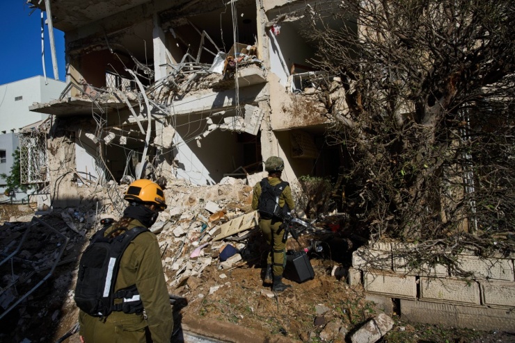 Cảnh đổ nát ở khu phố Israel sau loạt tên lửa Iran - 7