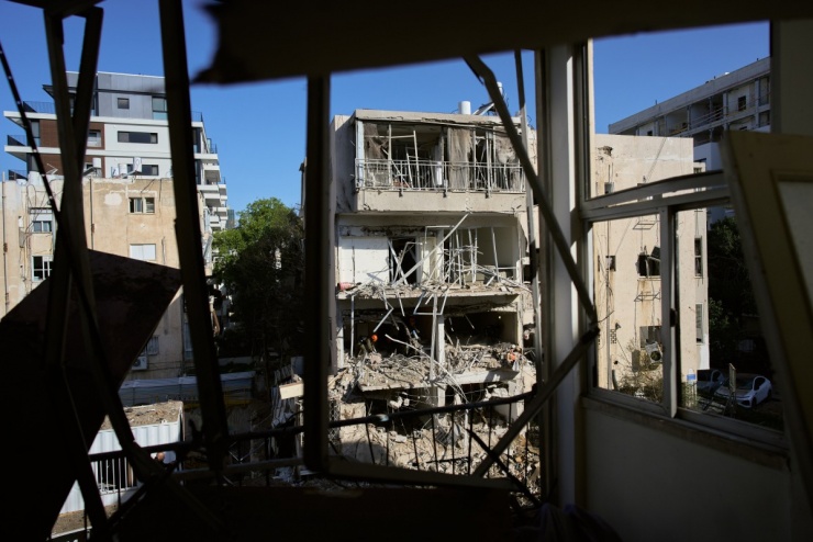 Cảnh đổ nát ở khu phố Israel sau loạt tên lửa Iran - 8