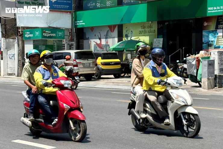 Người dân bắt đầu thay đổi, chọn đi xe ôm công nghệ thay vì lái ô tô đi làm mỗi ngày.