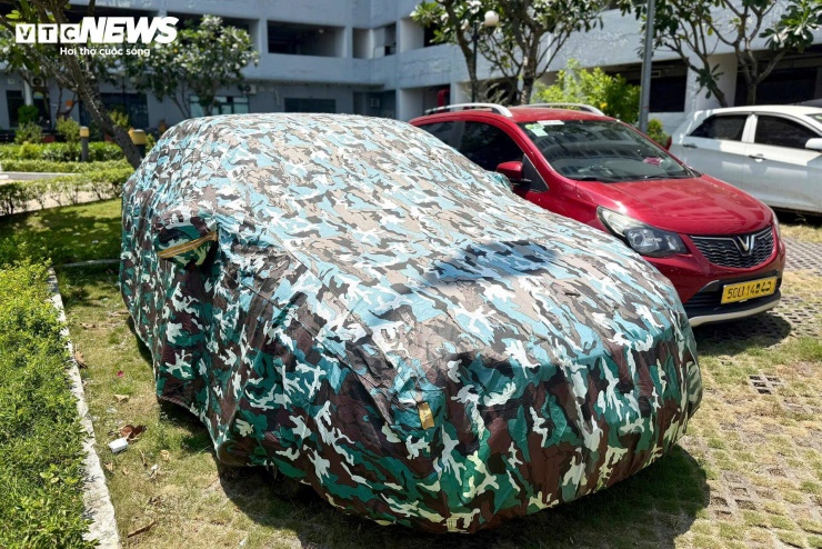 Nhiều người bắt đầu cho xe ô tô "trùm mền", đi làm bằng xe máy.