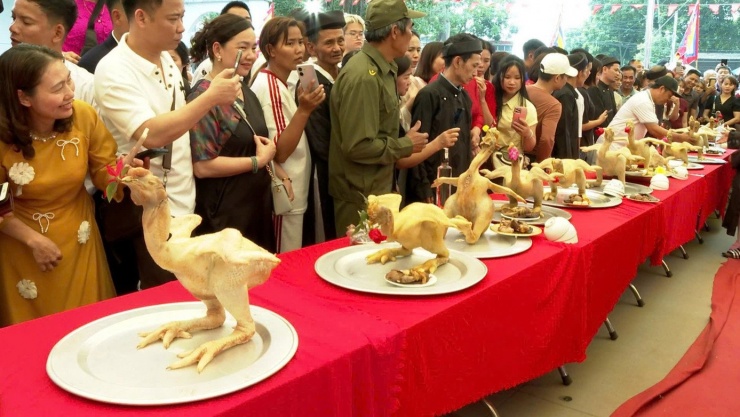 Năm nay, khu phố Nghi Khúc có 14 mâm﻿ xôi và gà dâng lễ.