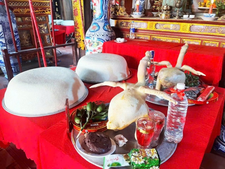 Sau khi tế lễ, những cỗ xôi, gà nhập đình cho người từ 49 lên 50 tuổi ở khu phố được mang ra sân đình dự thi.