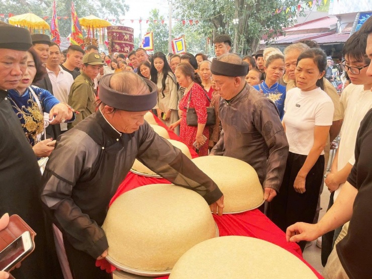 Tục lệ độc lạ ở Bắc Ninh: Người 50 tuổi phải trình làng bằng mâm xôi khủng và gà - 9