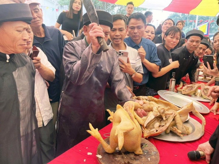 Kiểm tra độ chín của các con gà lễ.