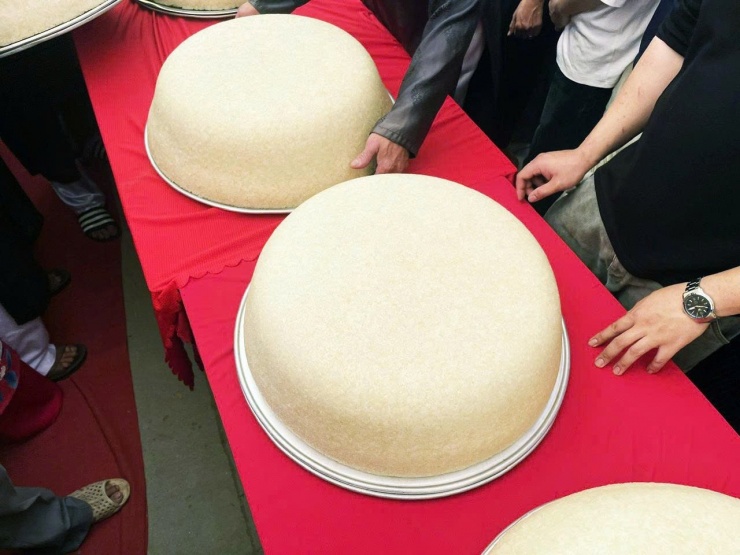 Cùng với gà, người làm lễ nhập đình còn dâng một mâm xôi trắng. Để có mâm trắng tinh, bề mặt mịn, không có vết nứt, đòi hỏi người nấu phải kỹ lưỡng từ khâu chọn gạo, chọn nước nấu. Gạo nấu xôi phải là gạo nếp cái hoa vàng dẻo thơm, đem vo gạo đến trong nước rồi đem ngâm và đãi sạch. Mỗi mâm xôi được nấu từ 18-20 kg gạo nếp.