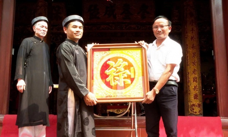 Phần thưởng cho người chiến thắng cuộc thi xôi, gà.