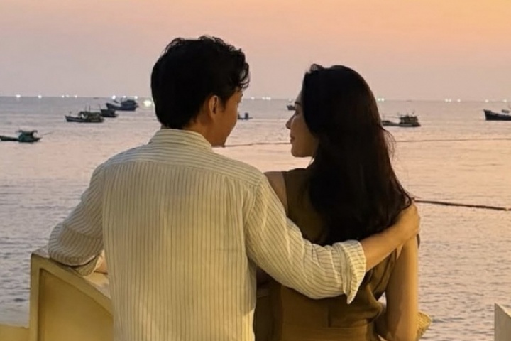 Ảnh sao 24/3: Đặng Thu Thảo cùng chồng ngắm hoàng hôn trên biển