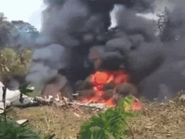 Khói lửa bốc cao tại hiện trường vận tải cơ C-130 rơi ở Colombia