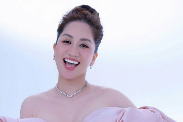 Khánh Thi khoe vẻ gợi cảm tuổi 44