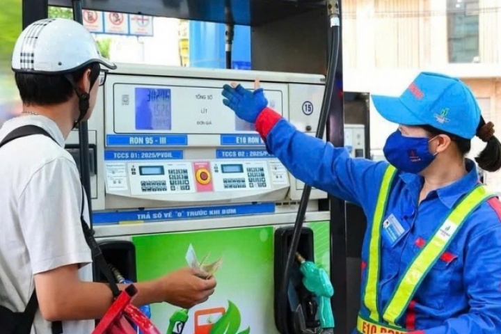 Giá xăng dầu toàn cầu thay đổi lớn, Việt Nam ổn định thị trường bằng cách nào?