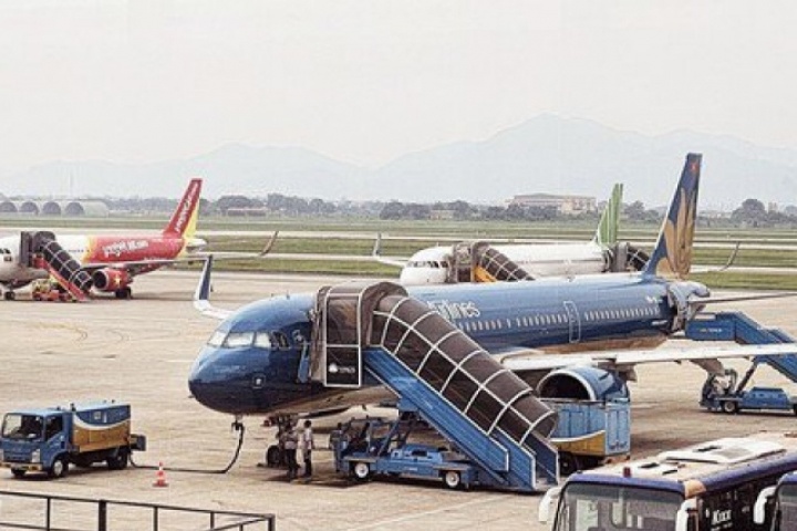 Giá vé máy bay "nóng" theo xăng dầu, nhiều gia đình tính lại kế hoạch nghỉ lễ 30-4