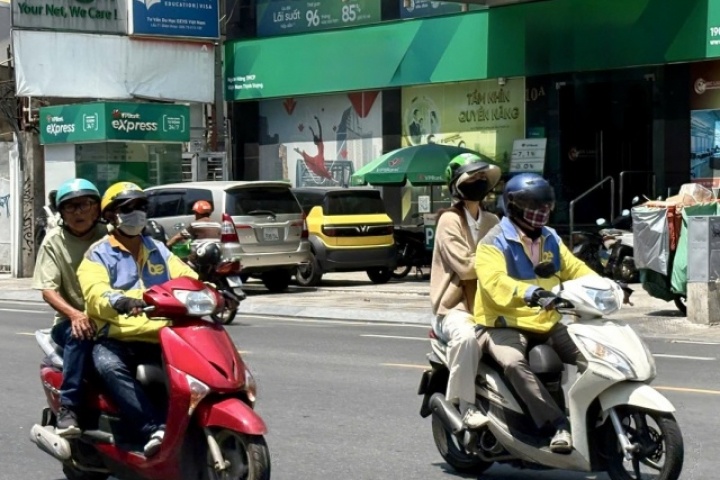 Giá xăng cao, người dân cân nhắc từng lần phải nổ máy xe ra đường