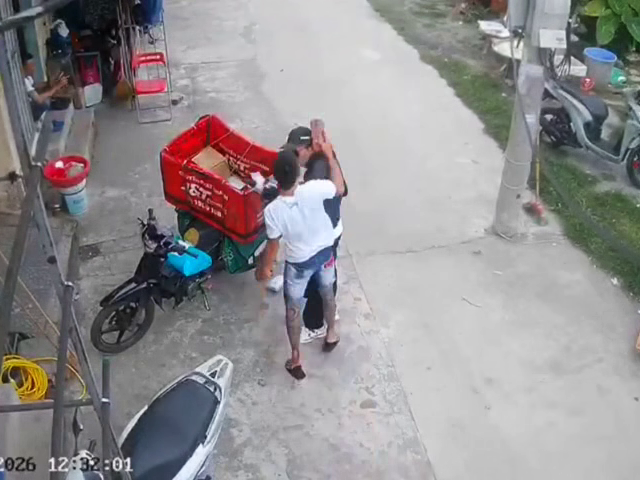Nam shipper ở Hưng Yên bị đánh bằng gạch khi đang lựa hàng giao cho khách