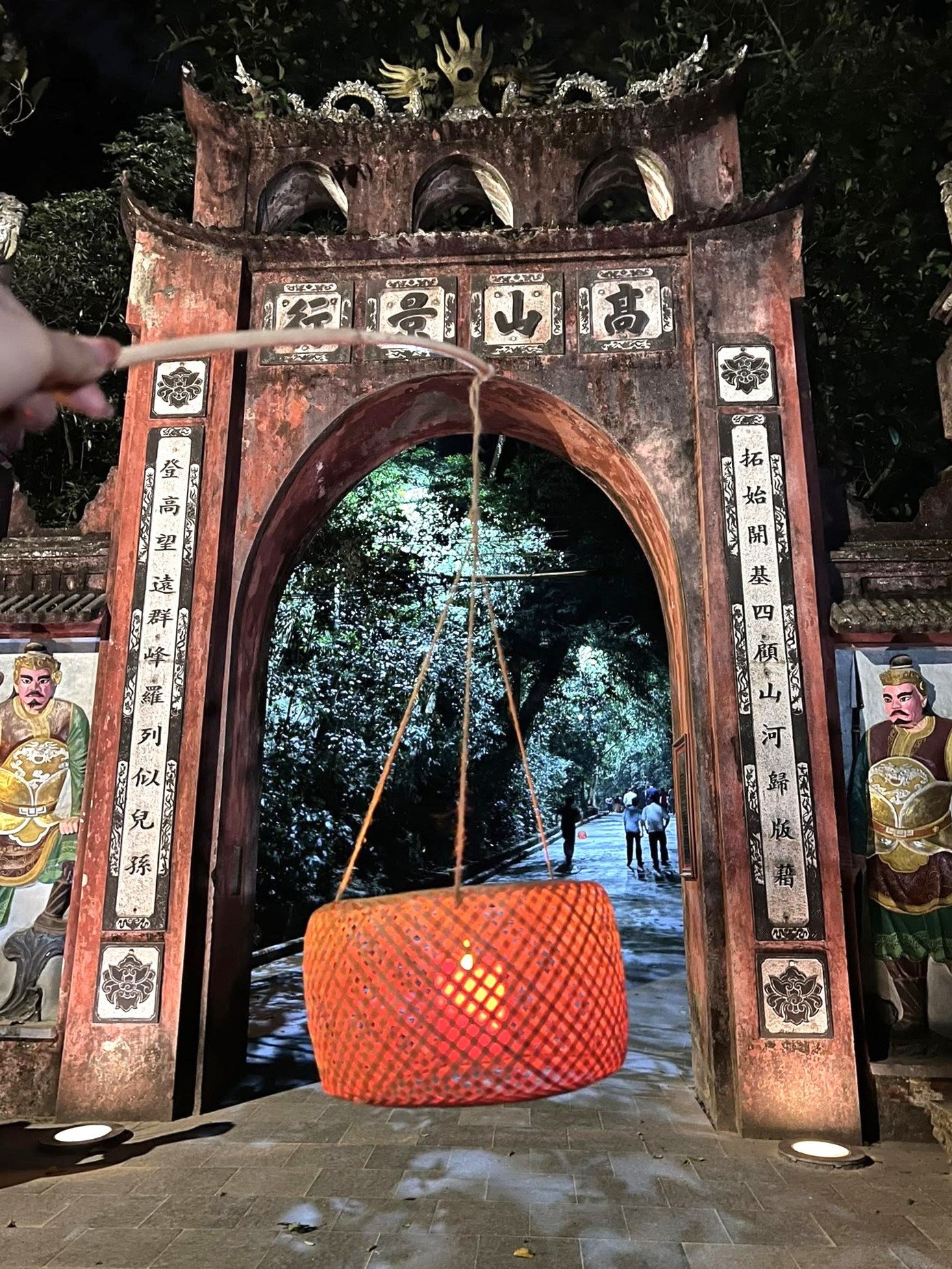 Những chiếc đèn lồng dẫn lối qua hàng trăm bậc đá