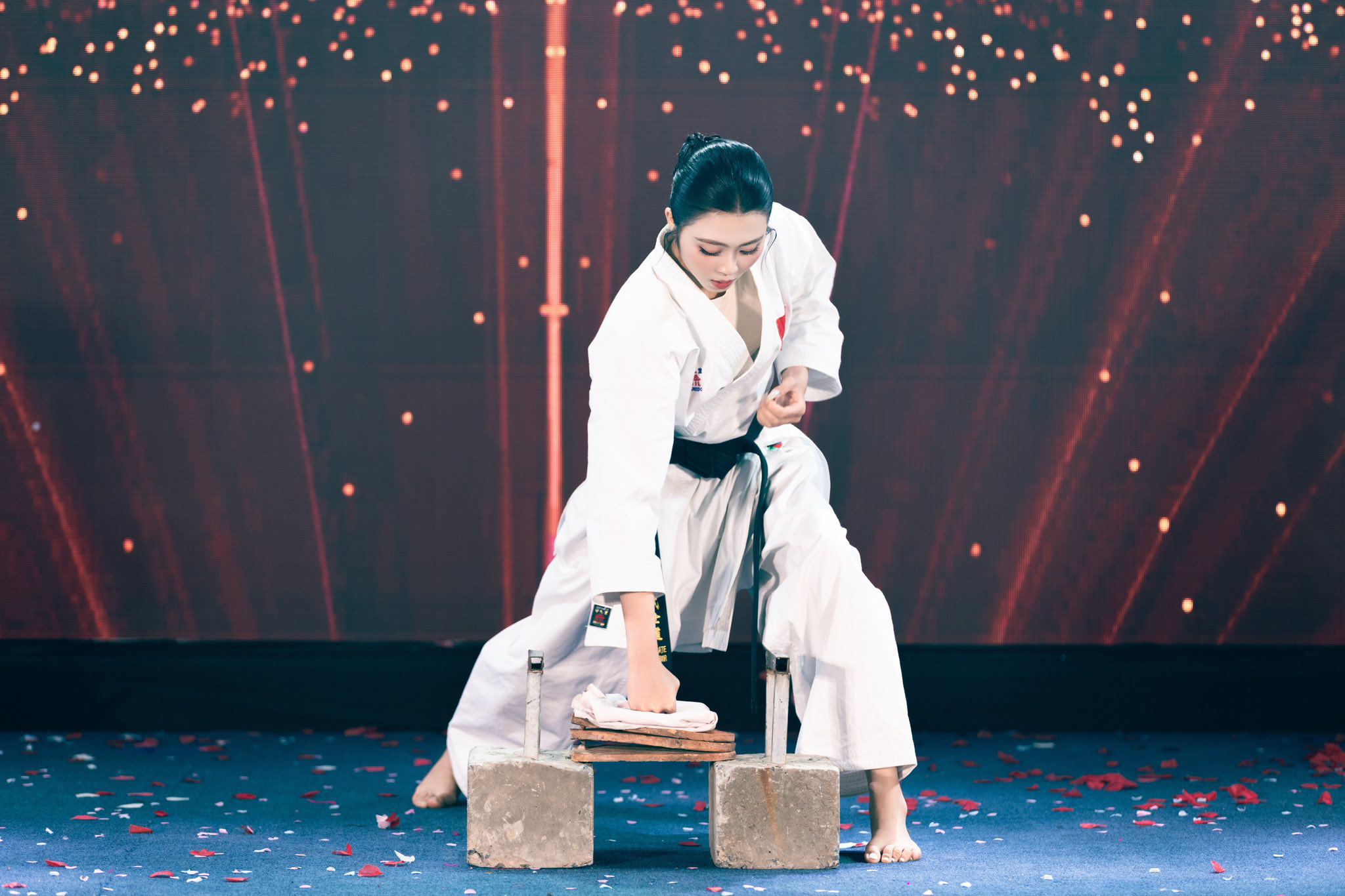 Những động tác mạnh mẽ, dứt khoát của Lê Thị Trang trong phần thi.