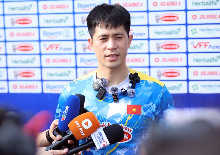 Đình Trọng trả lời phỏng vấn trước buổi tập của ĐT Việt Nam.