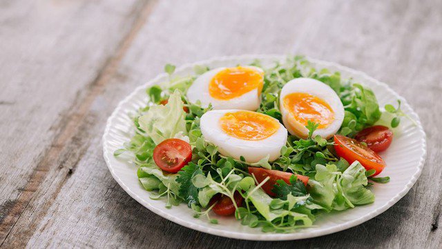 Bữa sáng lành mạnh từ trứng lòng đào và rau củ.